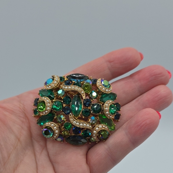Jewelry - Vintage Green And Blue Rhinestone Brooch With Tiny Faux Pearls